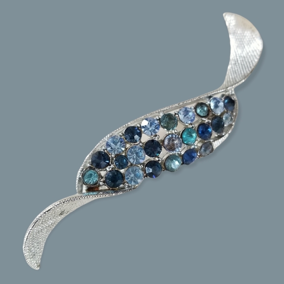Vintage CORO Blue Rhinestone Brooch Mid Century Silver Tone Metal Finish - Picture 8 of 8